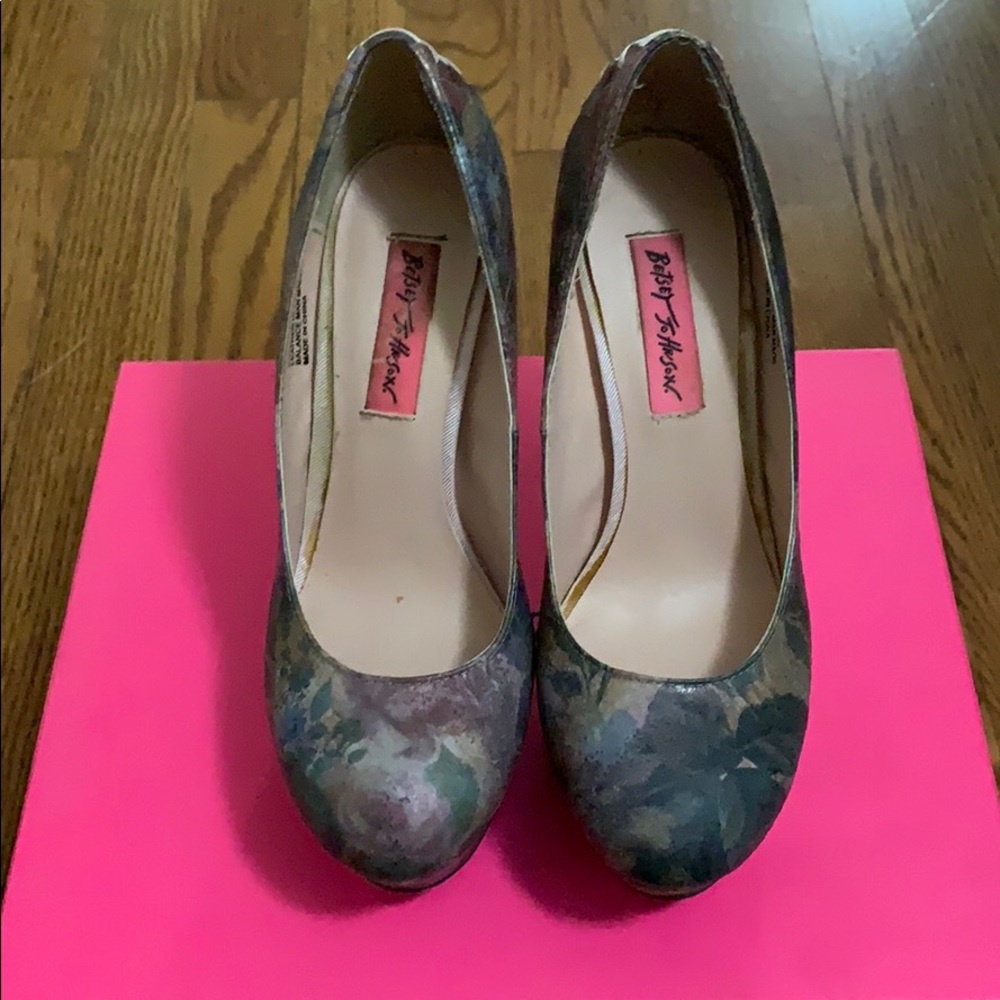 Betsey Johnson Ditan Floral pump size 6.5